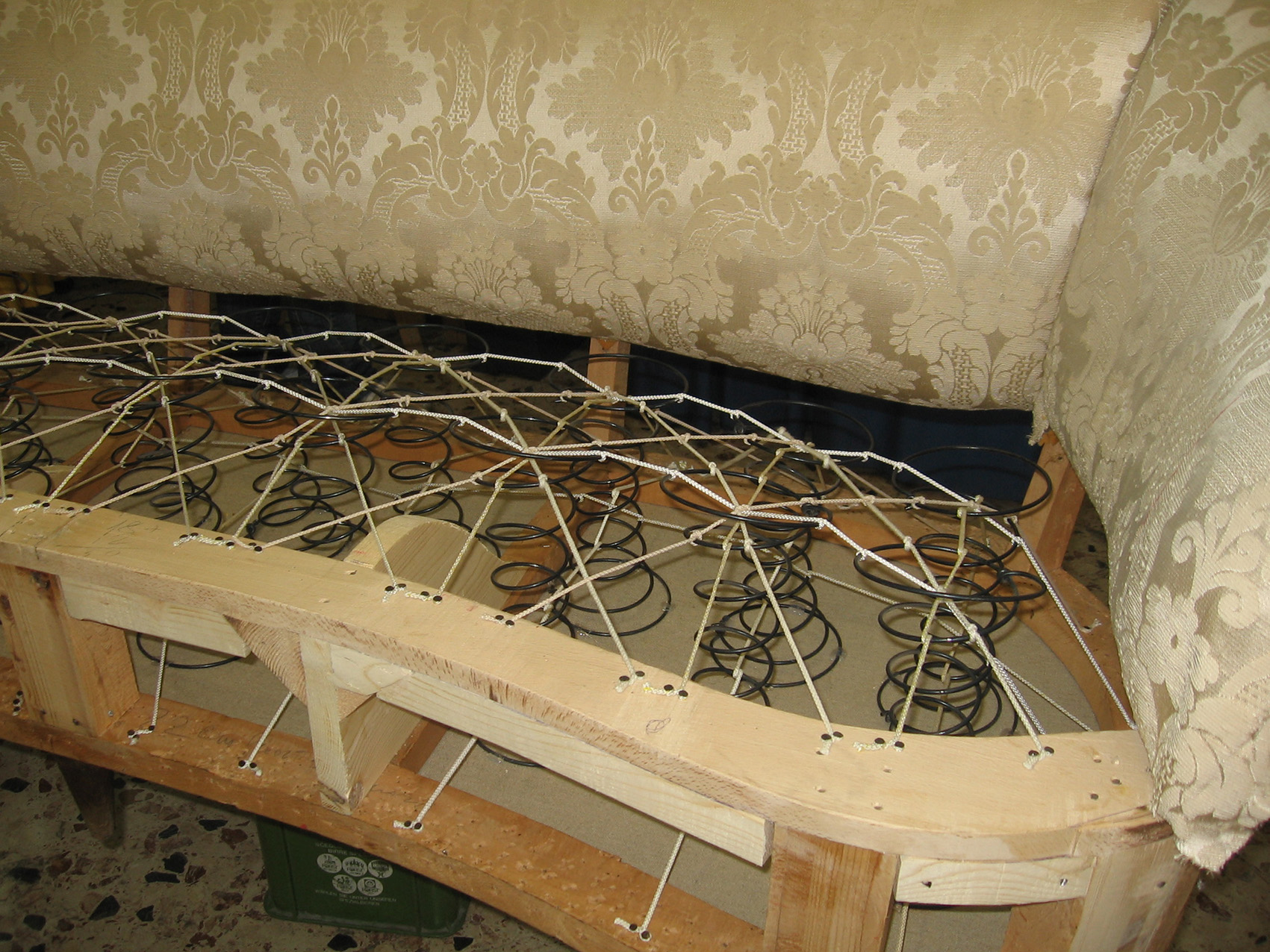 vista interna di un divano con molleggi da restaurare